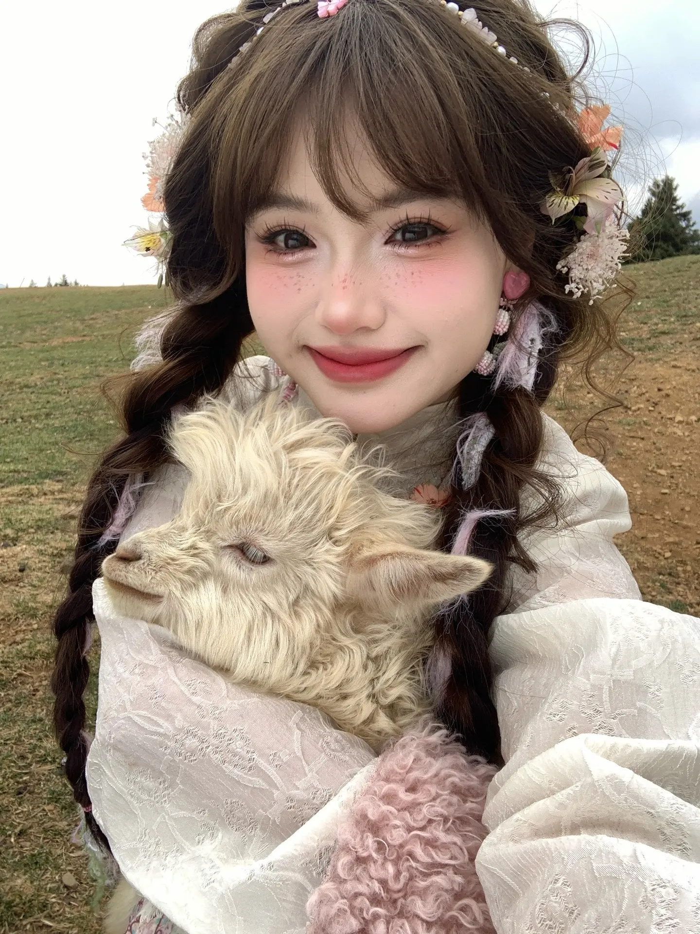 朋友说我像童话里走出来的小卓玛丨我也来丽江抱小羊啦🐑