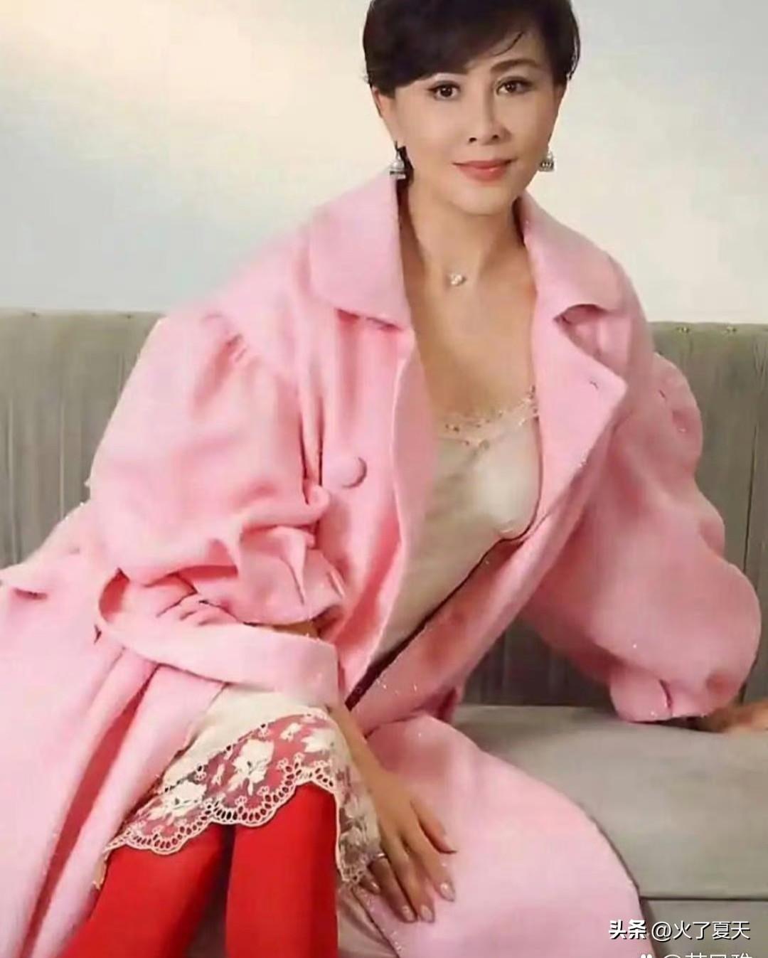 刘嘉玲真是越来越大胆了，穿睡衣拍写真，配上大红袜子好惹眼 ​​​。