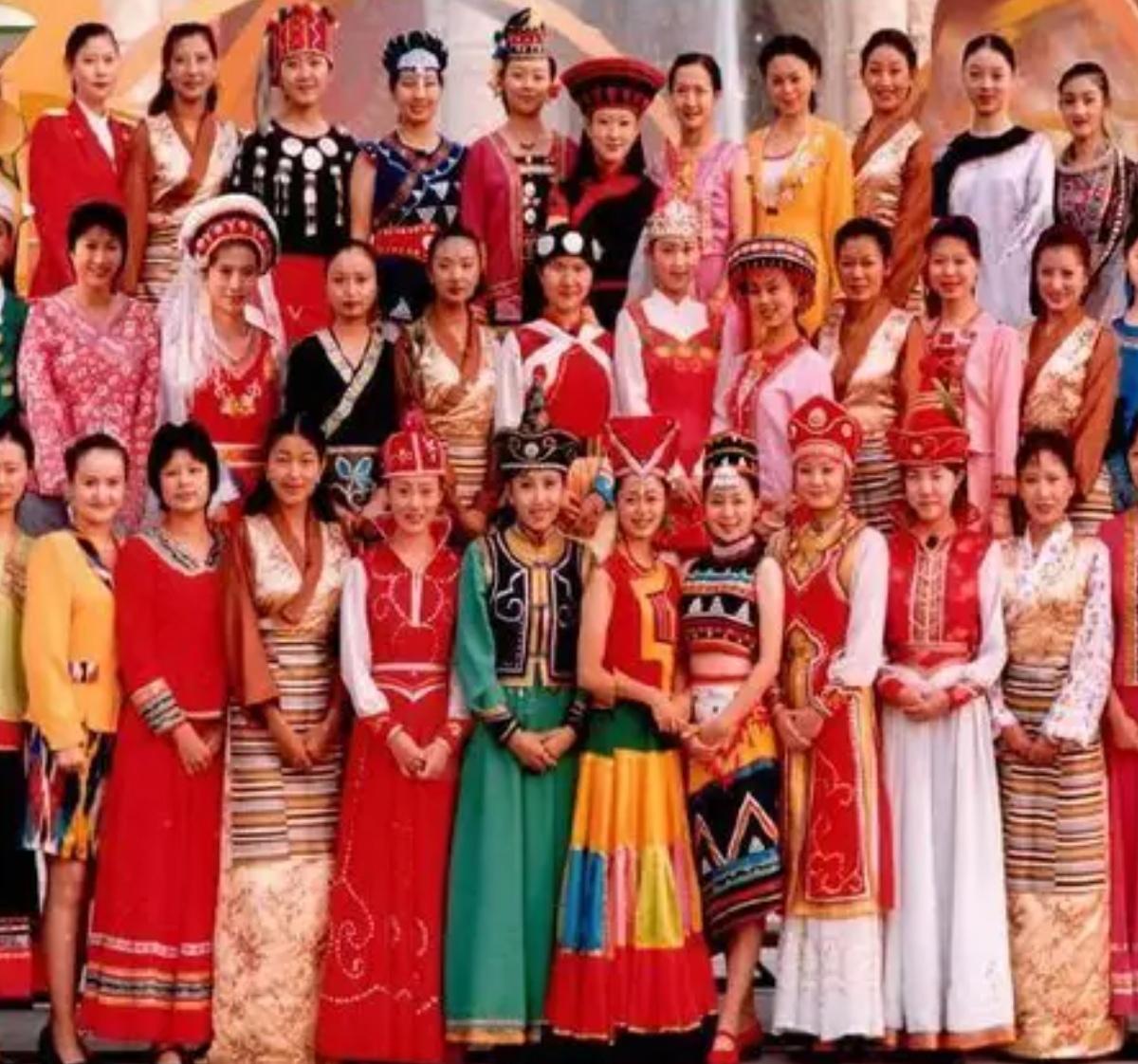 上联：一片绿叶含诗意，诚邀下联百朵红花寓画情。