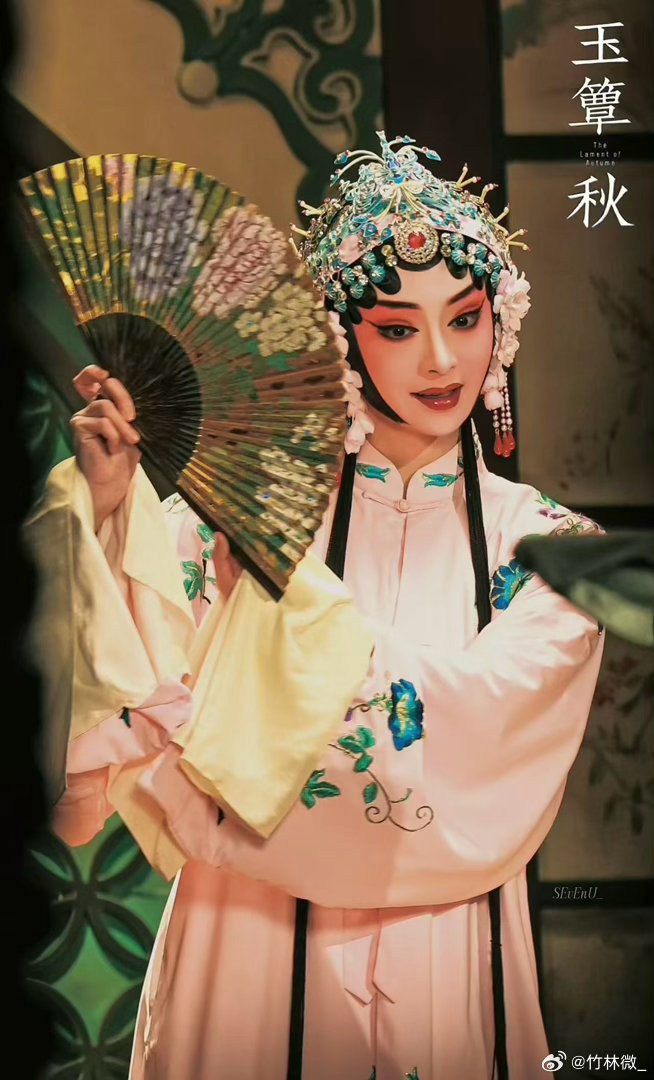 周洁琼昆曲扮相周洁琼这昆曲扮相也太绝了！粉衣水袖一甩，身段气质都到位，越看越有韵