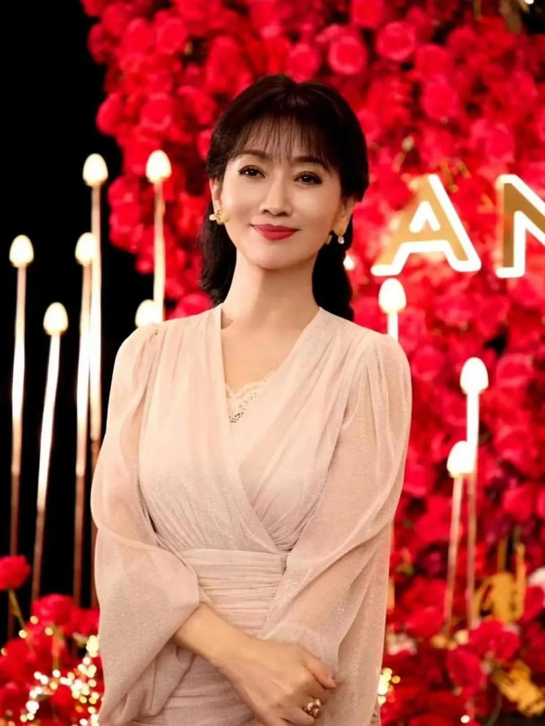71 岁的赵雅芝状态好到令人惊叹！岁月在她身上仿佛只是轻柔一抚，未留过多痕迹。她