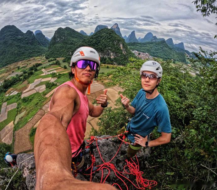 #王一博晒最新攀岩照##王一博攀岩自拍照#王一博的攀岩照展现出他的勇敢无畏，自拍