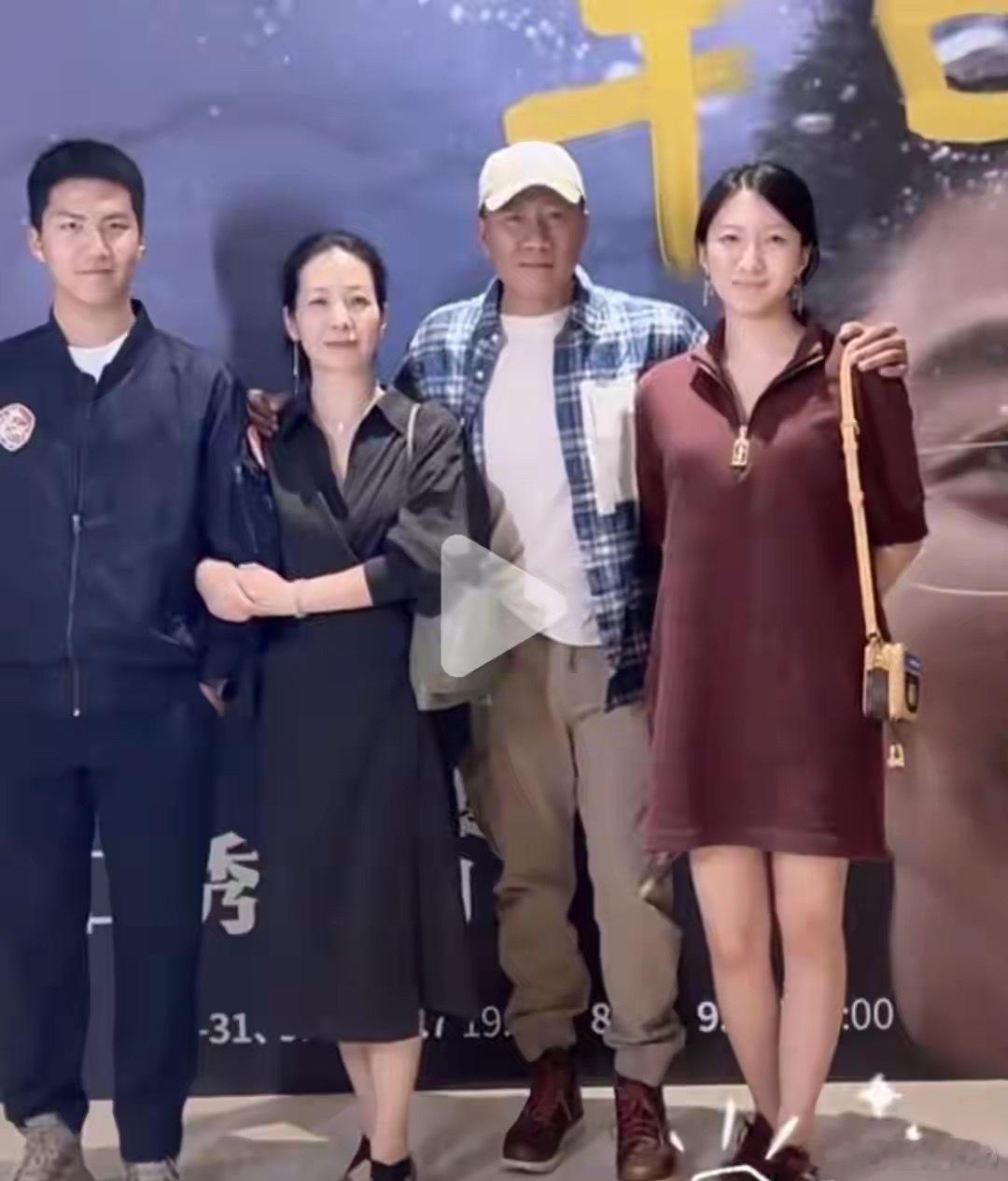 79岁邓超妈妈看鹿晗演唱会！身体硬朗很面善，小花妹妹像极了奶奶 ​​​
