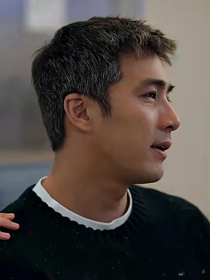 时间过得可真快啊！当年那个痞帅痞帅的贺军翔，如今也老了。不过，岁月在他脸上留下了