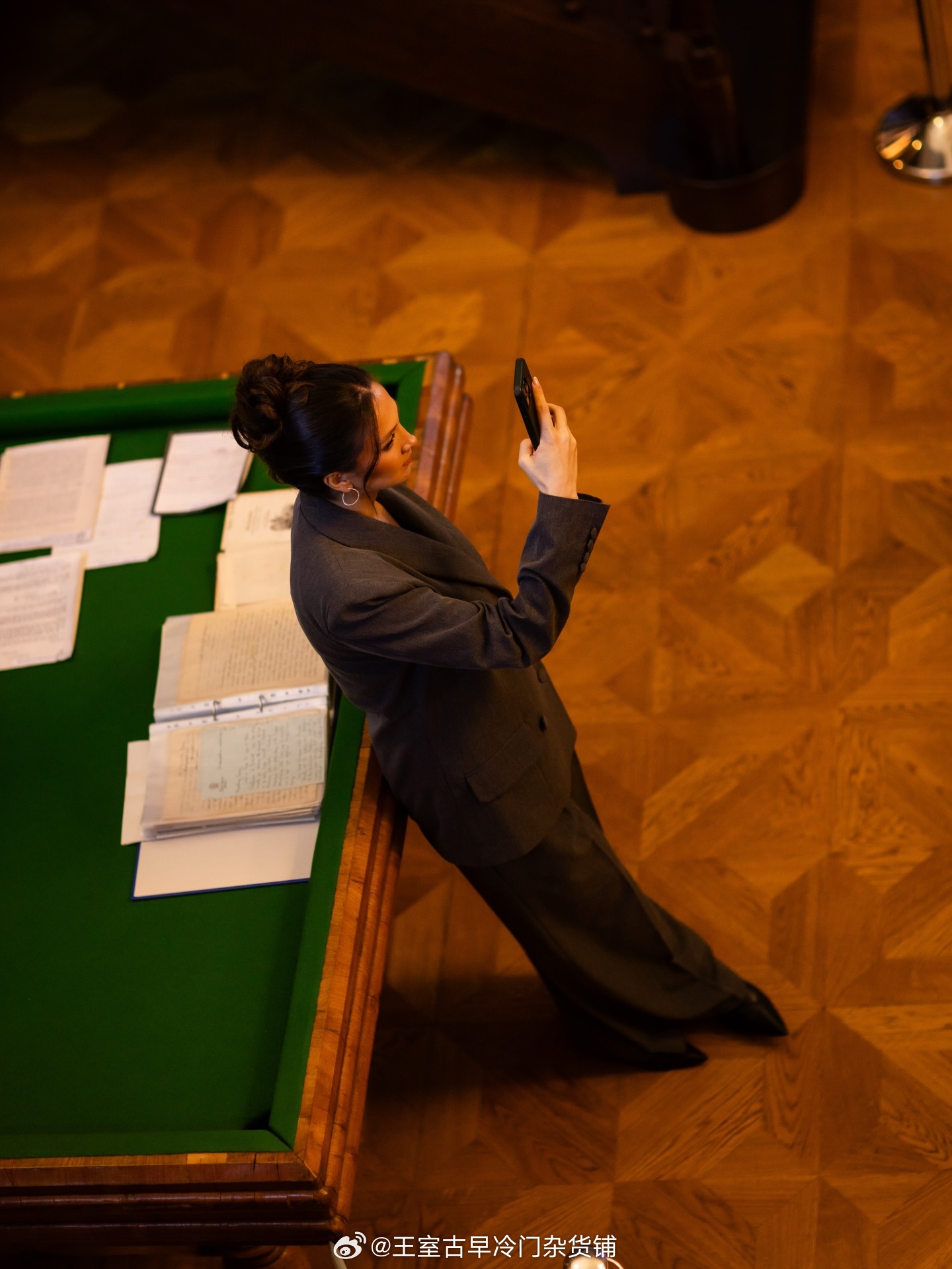 王室王室阿尔巴尼亚王室 莱卡王子夫妇参观图书馆，这个小三年轻，莱卡王子是一定要追