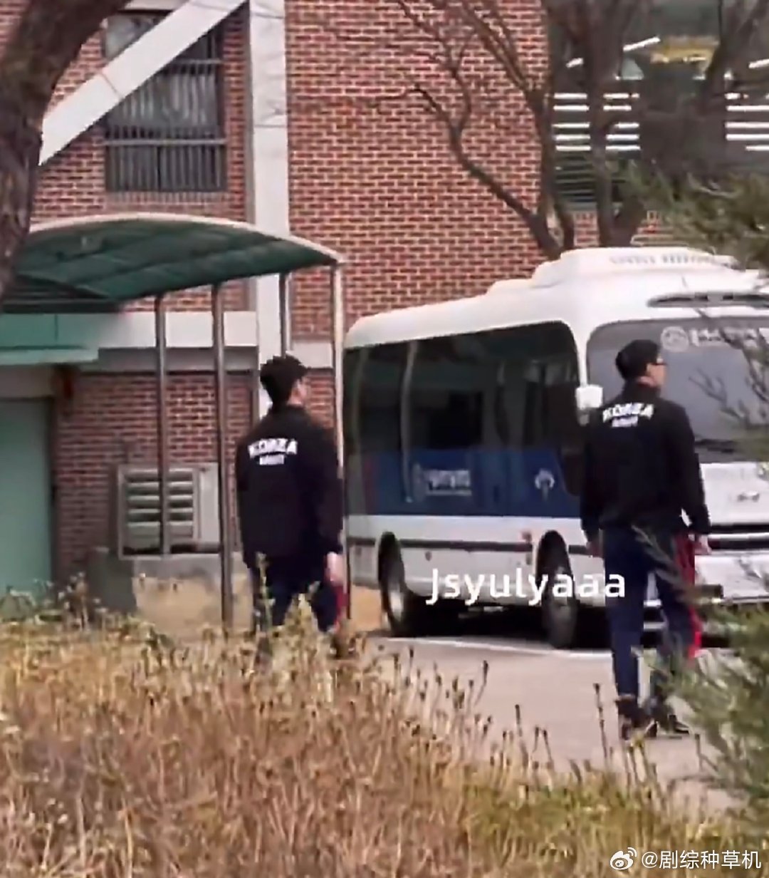 郑在玹疑似抽烟郑在玹被网友拍到在吸烟亭 郑在玹疑似抽烟，怎么看 