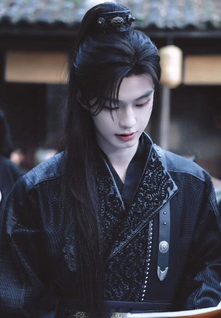 何与柔弱是装的腹肌是真的何与演绿茶娇夫有一套何与诠释的太子藏两层特质，对外装体弱