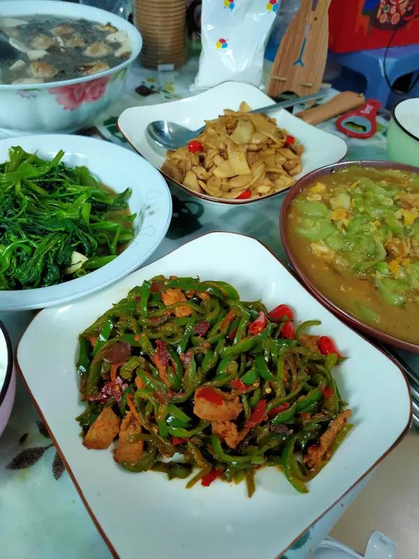 这一生幸不幸福，还真没有标准答案。小时候，幸福超简单，放学回家有妈妈做的饭菜香，