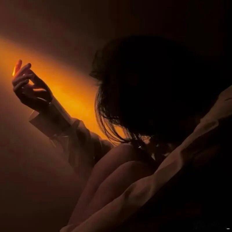 耳机里的伤感歌曲，唱的仿佛都是我的故事，可故事里的人，只剩我一个… 