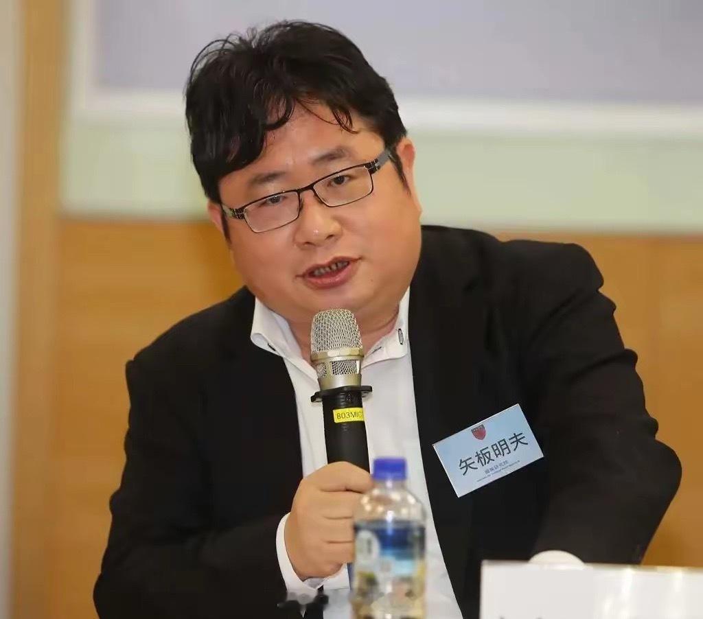 矢板明夫不满郭正亮骂他是汉奸，通过媒体放话要告郭正亮诽谤，没想到郭正亮在中天新闻