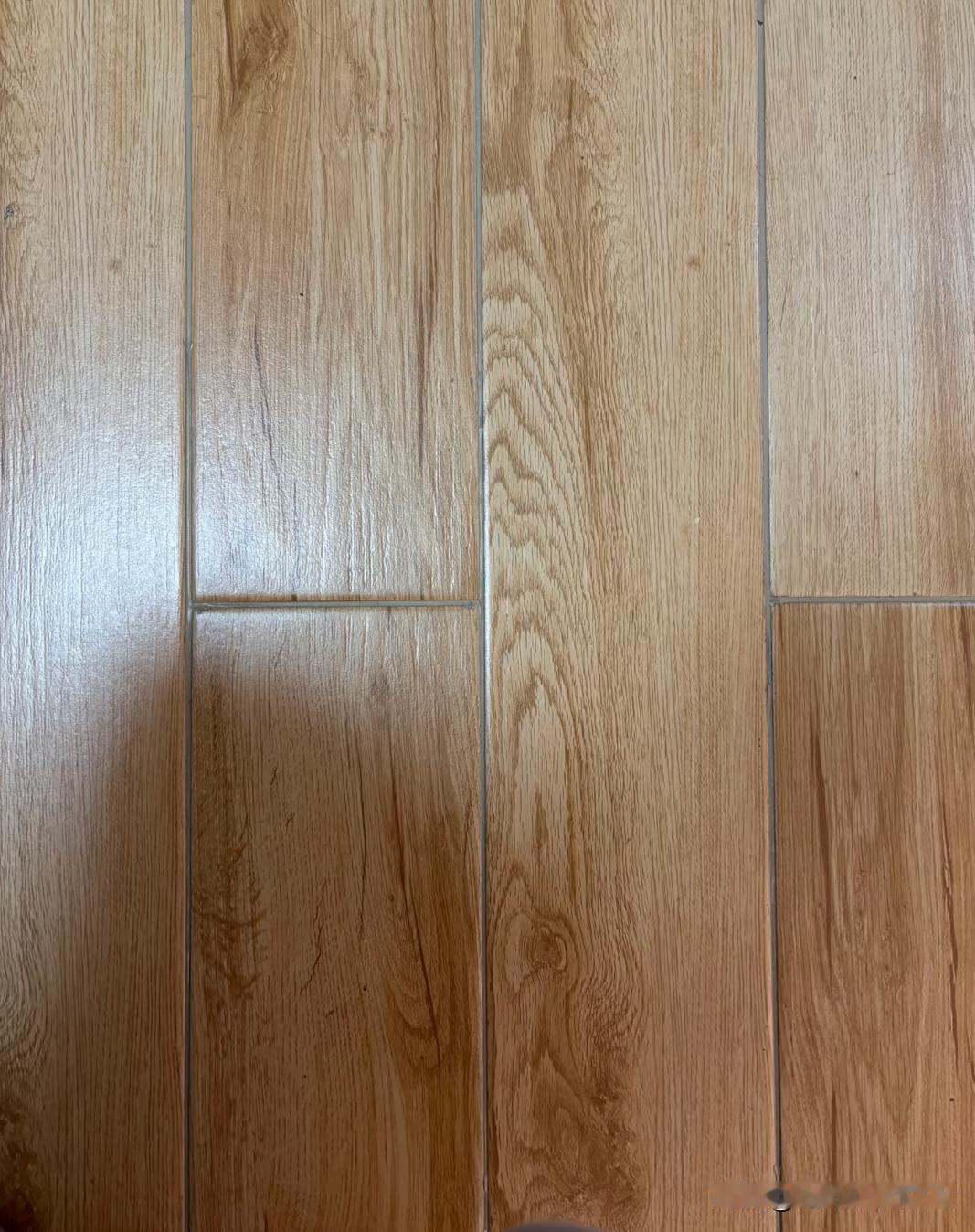 当初脑子坏了才选木纹砖！！！
美缝没几天就黢黑
砖面上的纹路也填满了灰尘
感觉家