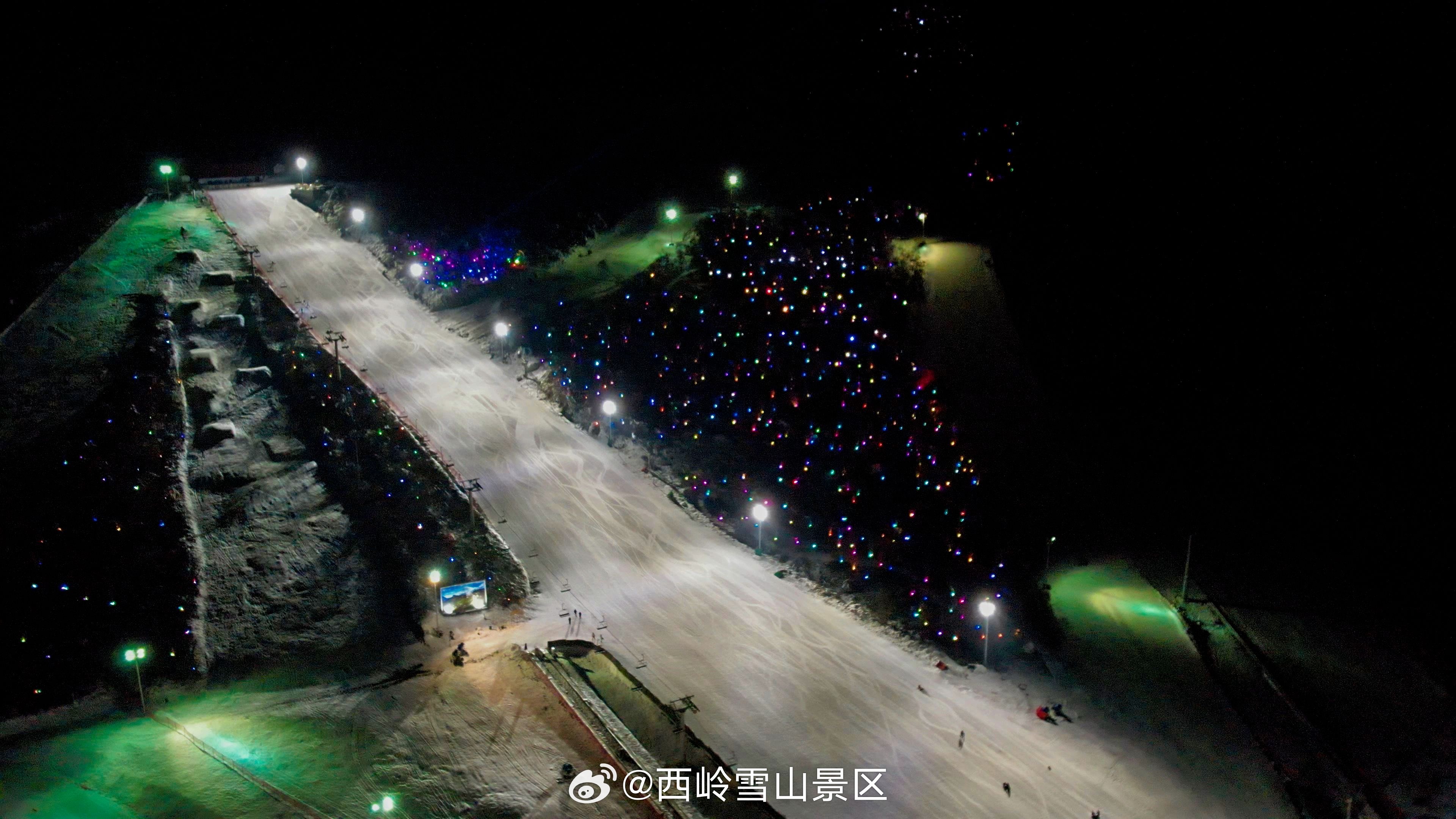 西岭雪山夜场已就位！西岭的雪场，是被灯光吻过的冰雪宇宙 当雪场遇上灯光，西岭的夜