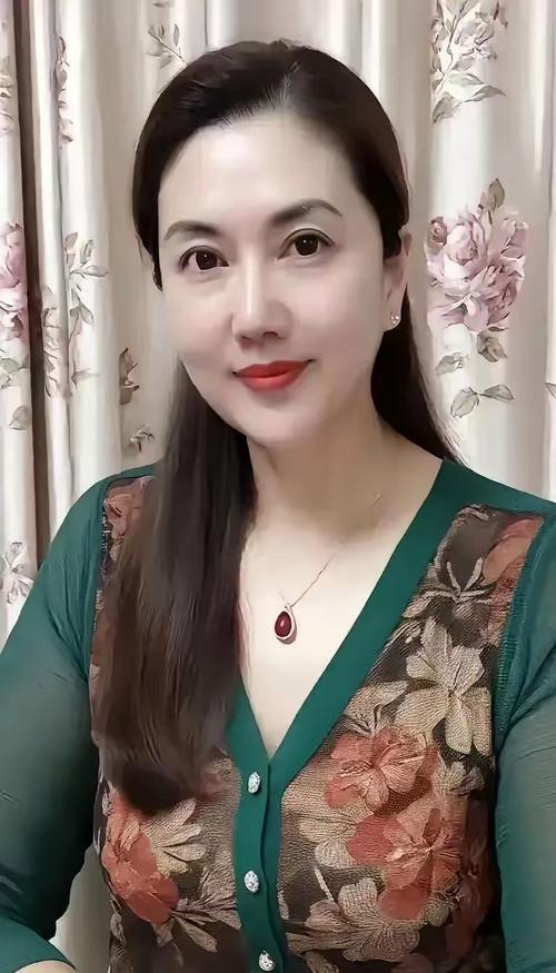 52岁的林女士走在街头，常引来惊叹目光，大家纷纷夸她像35岁。她面容红润，身姿轻