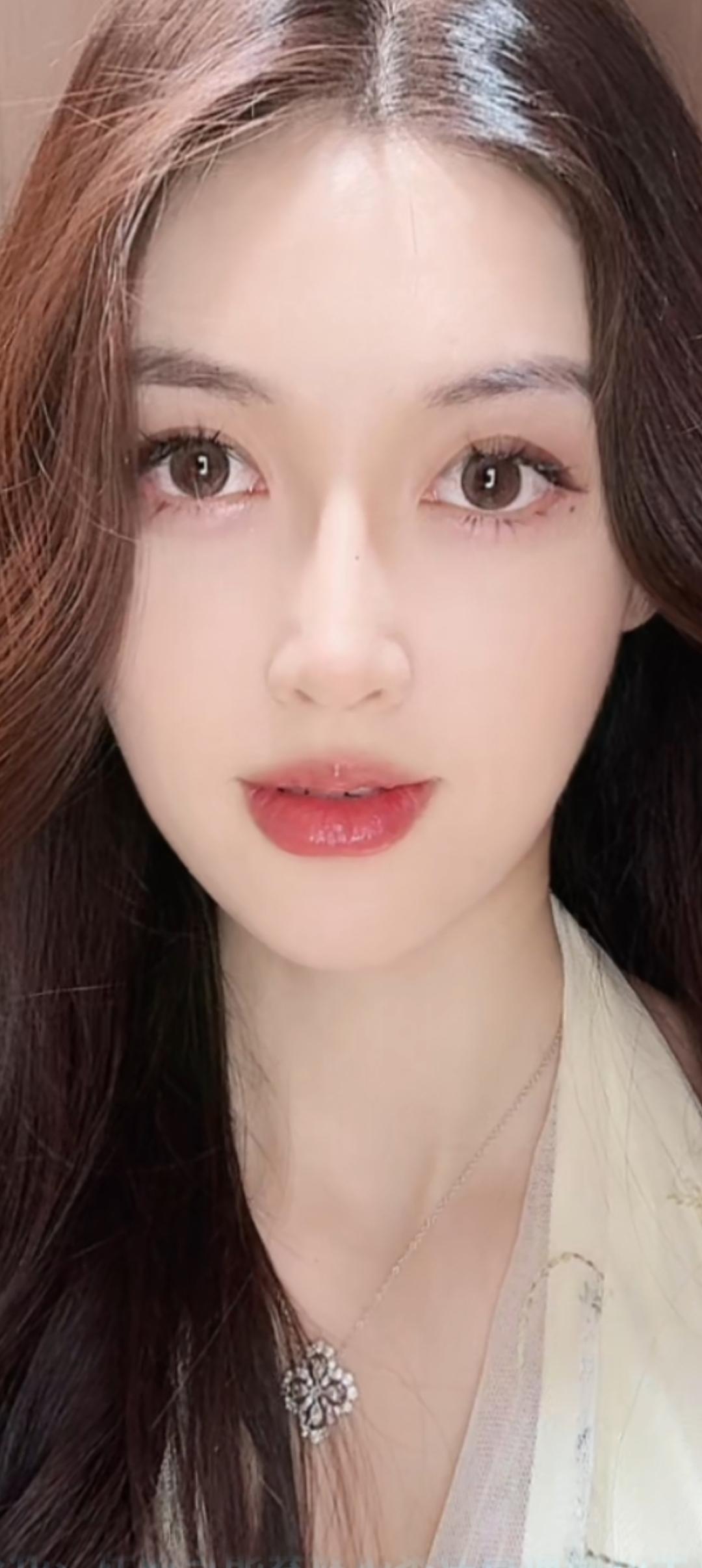 温柔甜美的少女，白皙肌肤，大眼睛，微笑迷人
