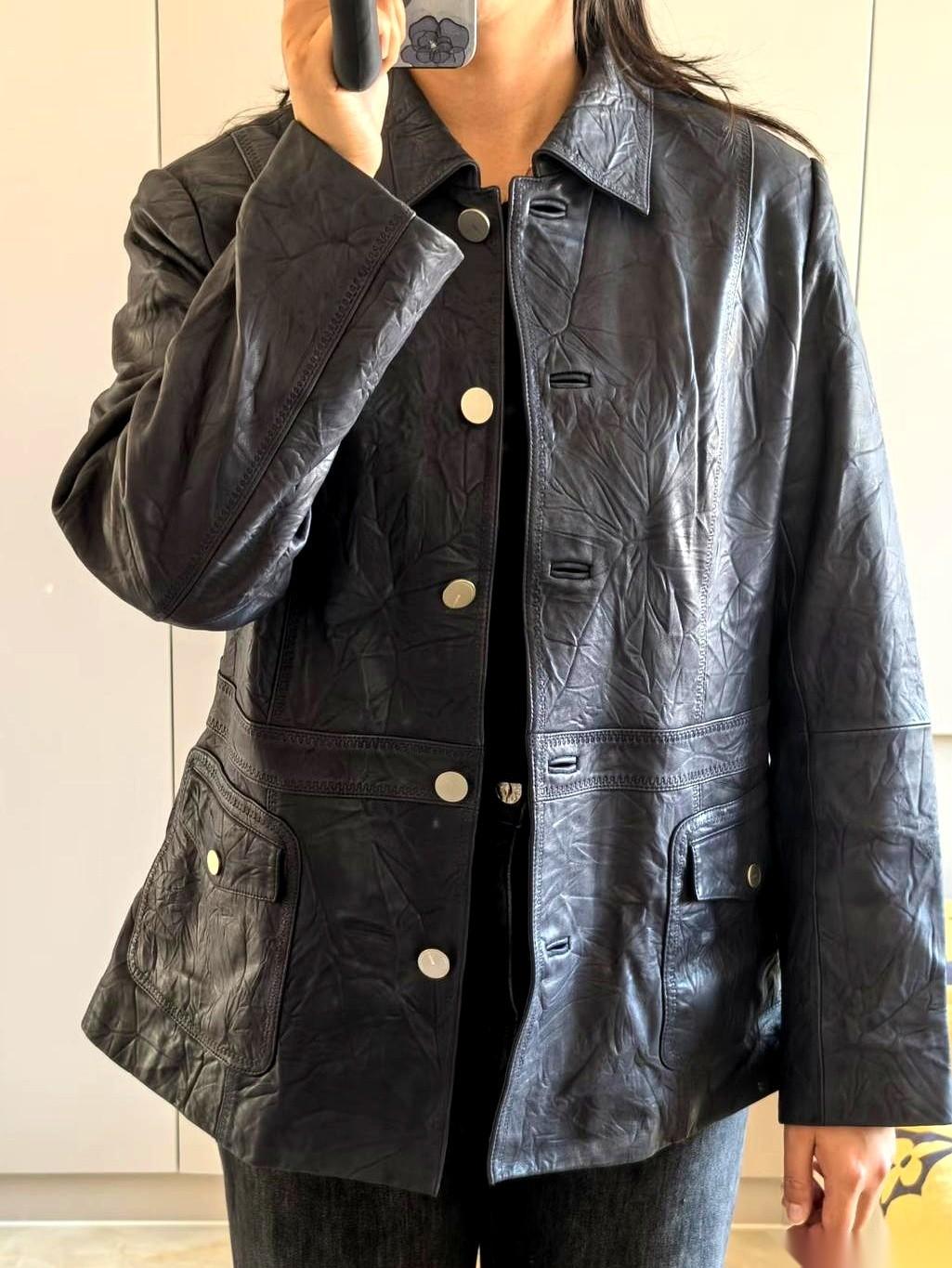 整理衣柜，翻出来一件皮衣。
十年前，4500块。
就穿过两次。
我的天，当年真是