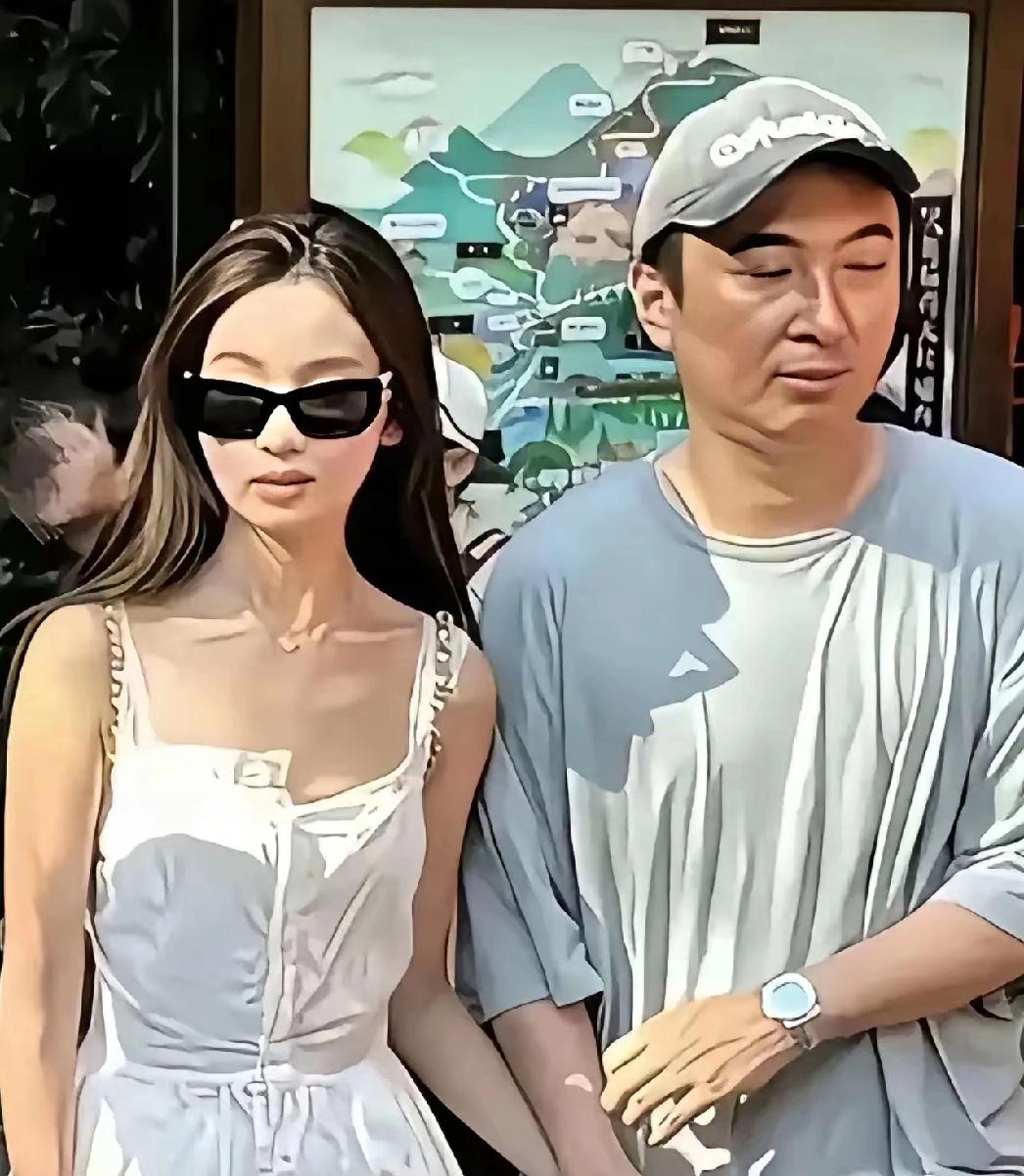 王总：活成最自由的“普通人”
 
他更像一个把“自由”刻进骨子里的普通人。

用