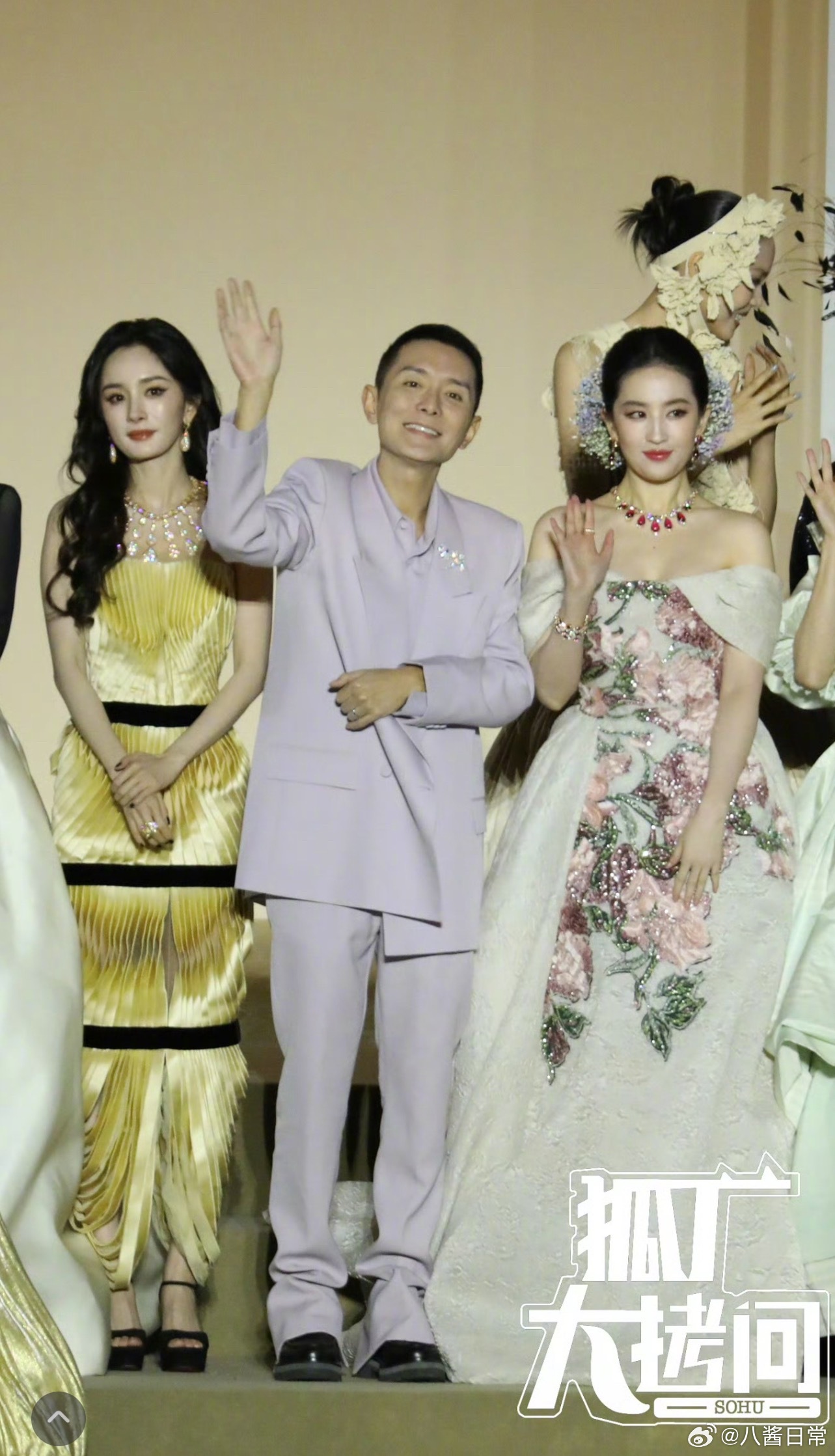 VOGUE大合照，杨幂、刘亦菲在刘冲一左一右VOGUE大合影 ​​​