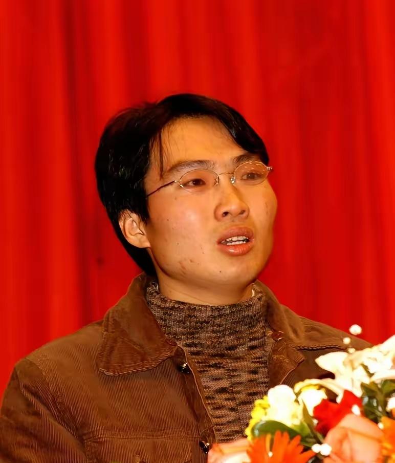 洪战辉，男，1982年6月出生，河南省西华县人，中共党员，中南大学商学院企业管理