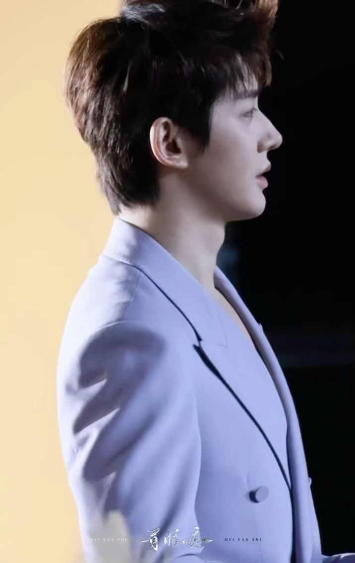 邓为怼脸自拍，近距离颜值天花板，越怼脸越能打！央视五四晚会造型超亮眼，紫色V领西