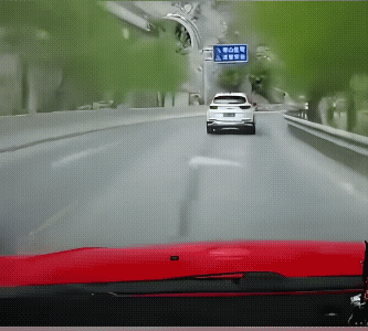 黑车想插队，视频车不想让黑车插队，黑车前面就是大货车，喇叭按响了两秒多钟，已经按