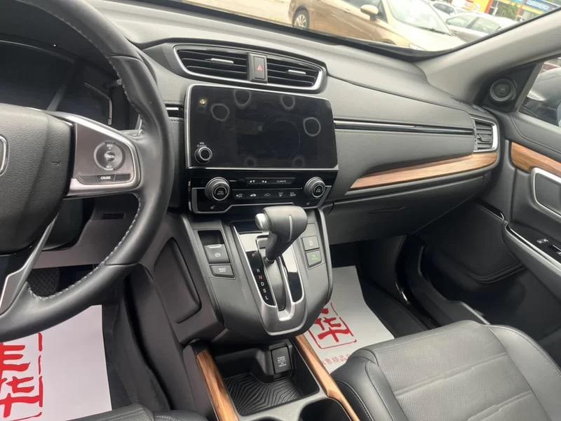 19款CRV的中控台机械挡把是经典：皮质握感顺手，档位行程明确，盲操不费劲，配实