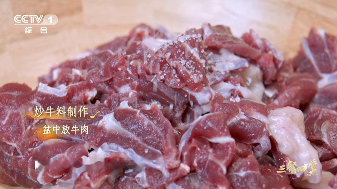 原来这么多年牛肉都切错了三餐四季 冬豆、笋铺底，牛杂一层层叠上去，汤汁浸透每一层