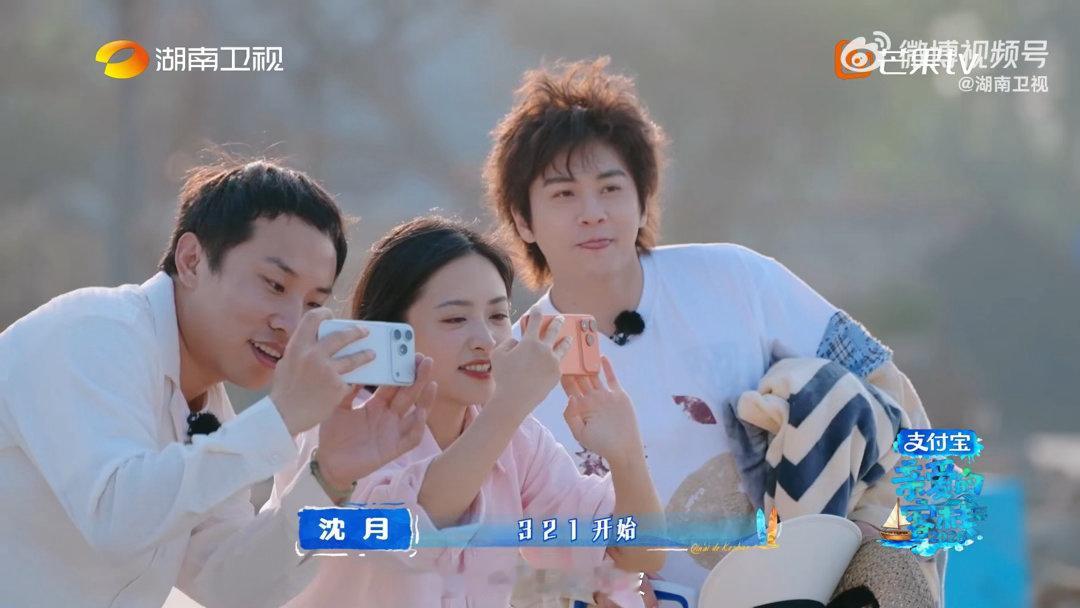 沈月镜头下的闺蜜亲爱的客栈谁不想拥有沈月这样的朋友，随手就能把闺蜜拍得灵动又好看