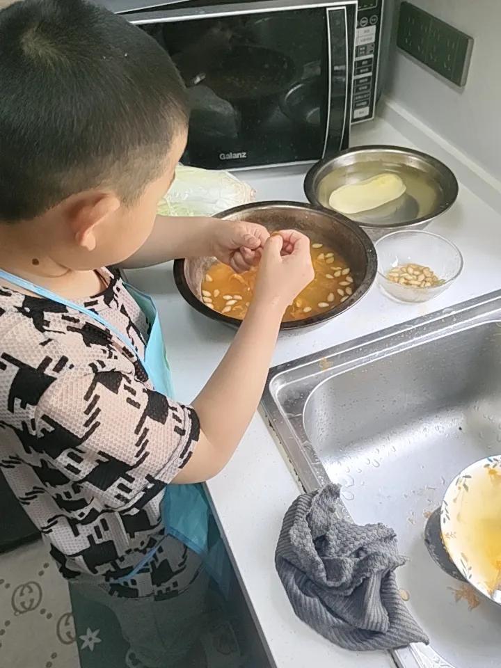 周末和孩子一起做饭，简直是超棒的亲子体验。就像之前我和孩子一起，下午开始准备做饭