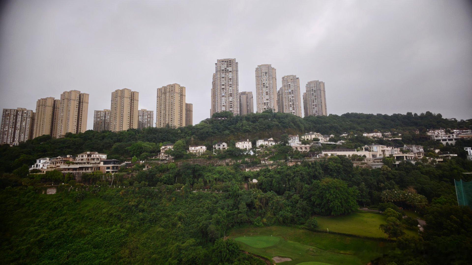 重庆真是个神奇的地方，看窗外你永远不知道自己在几层。图1就是酒店的一层…… 重庆