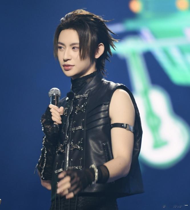 王琳凯选择音乐作为他的解药真没想到小鬼还有过这么一段往事，平时看他在舞台上那么有