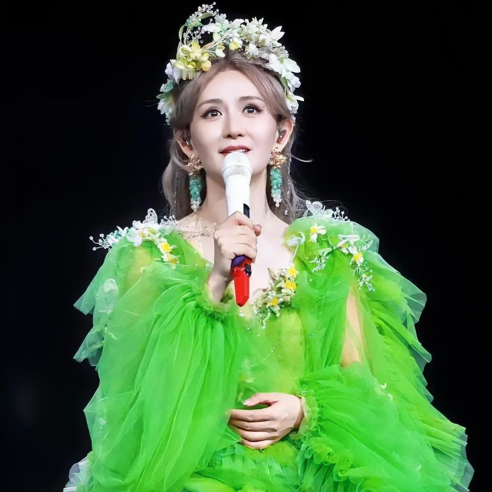 谢娜5月5日开唱的演唱会吵得沸沸扬扬
有人说她圆了三十年歌手梦
有人骂她割韭菜，