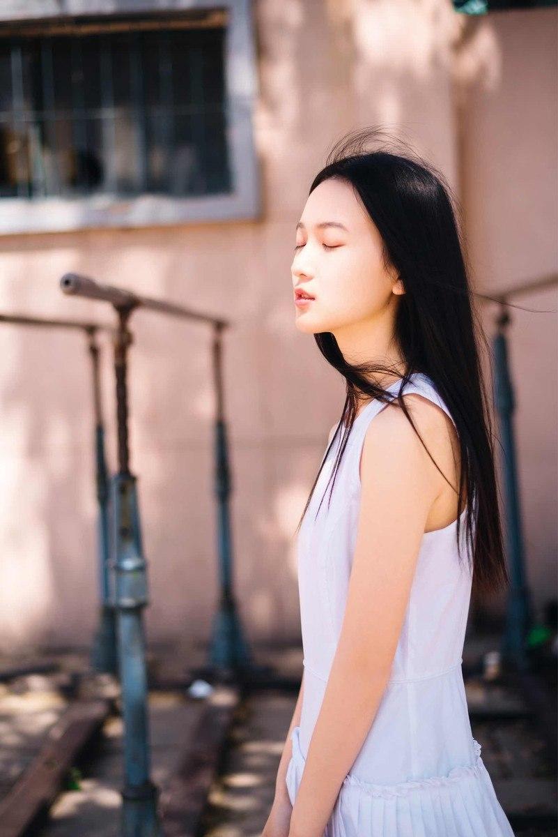 阳光洒落，少女闭眼沉思，静谧美好。高清美女 分享美少女倩影