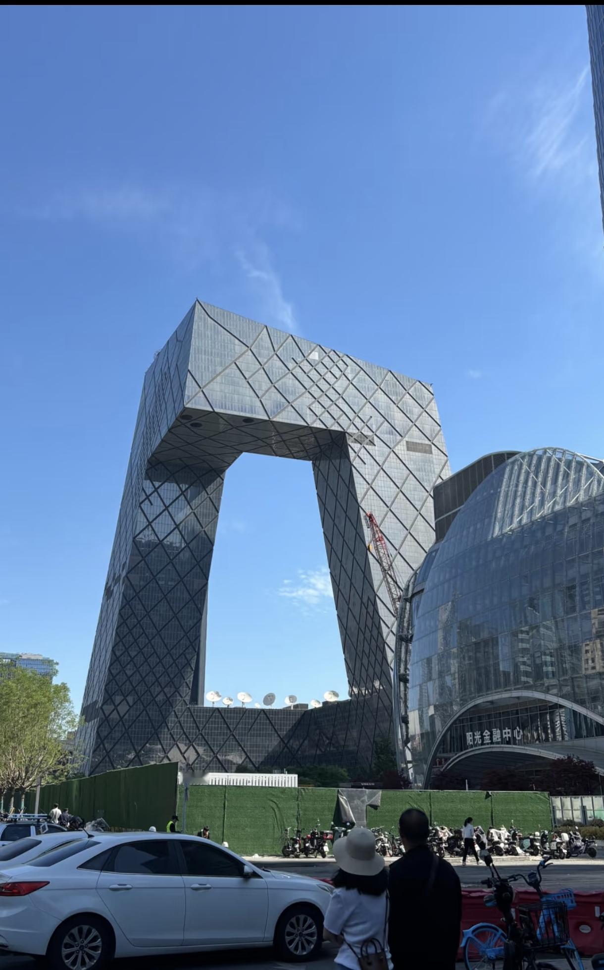 央视办公地大裤衩是世界十大建筑奇迹，北京市的地标性建筑。做为巨大影响力的官媒之一