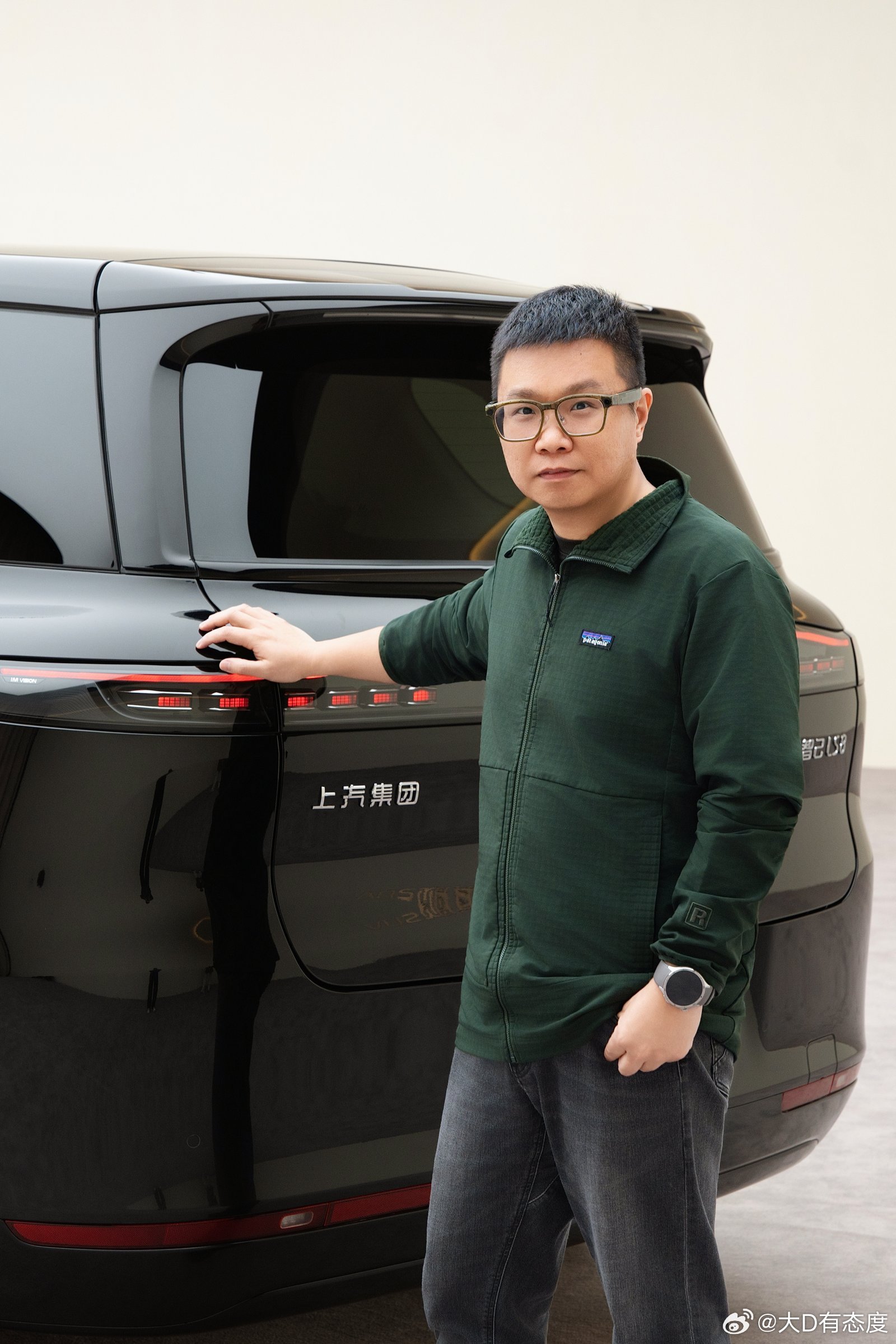 智己LS8预售发布定档3月26日这台智己LS8延续了LS9的科技旗舰定位，价格下