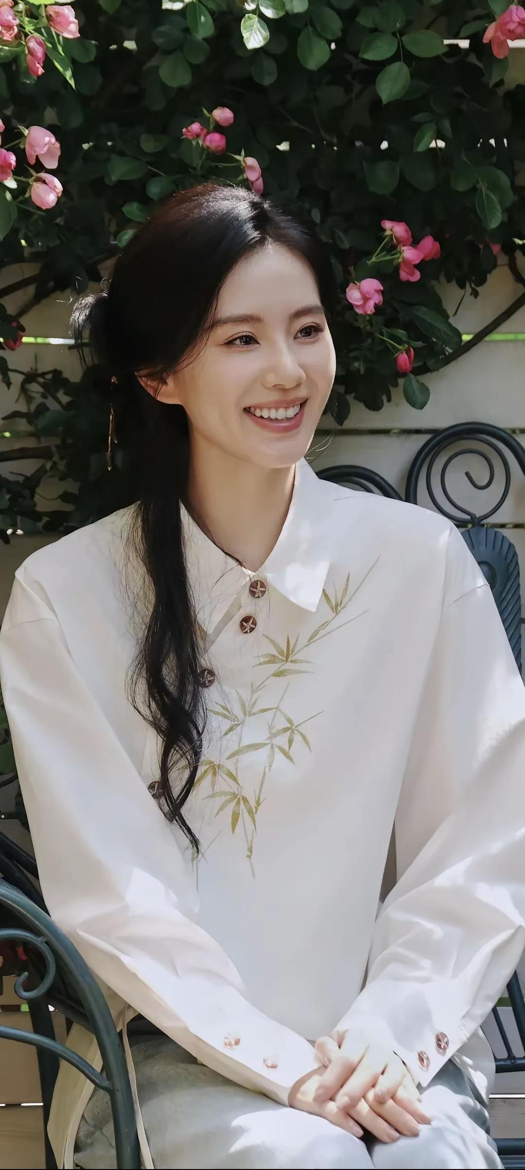 人这一辈子，就像站在岔路口，选了东边的热闹，就难免错过西边的清净；挑了南边的安稳