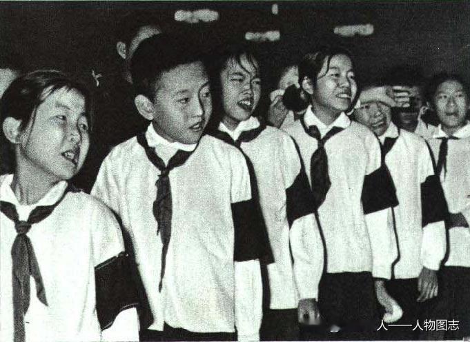 1976年9月首都红小兵沉痛地哀悼伟大领袖毛主席，他们决心牢记毛主席的教导，做无