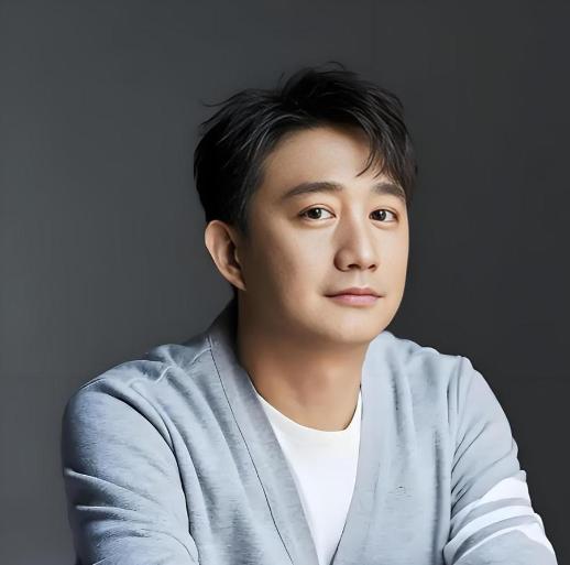 黄磊后来回忆说：当年蒋勤勤刚进大学第一天，整个校园都轰动了。我直接翘课，高晓松也
