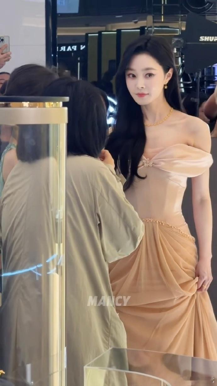 宋轶粉色Kitty猫宋轶粉裙好美宋轶粉裙好美啊，像一只粉色Kitty猫，姐姐状态