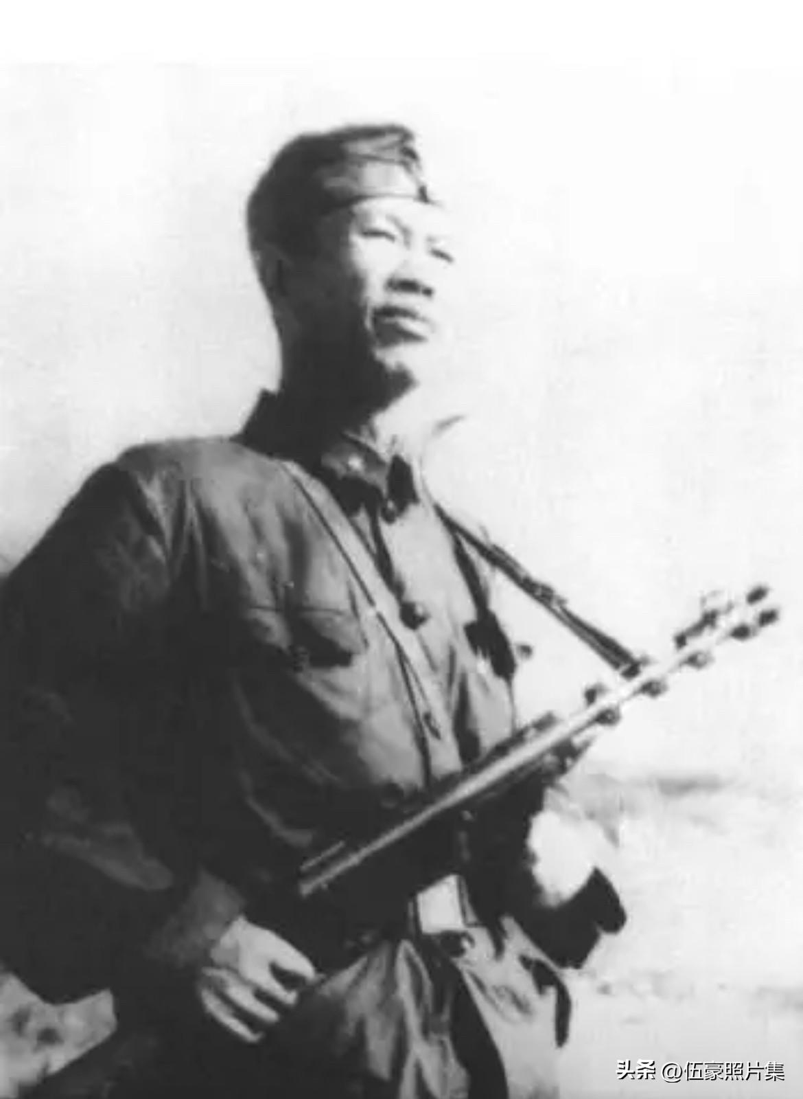 1958年，时任沈阳军区司令员的邓华上将响应毛主席号召，到旅大警备区守备二师五连