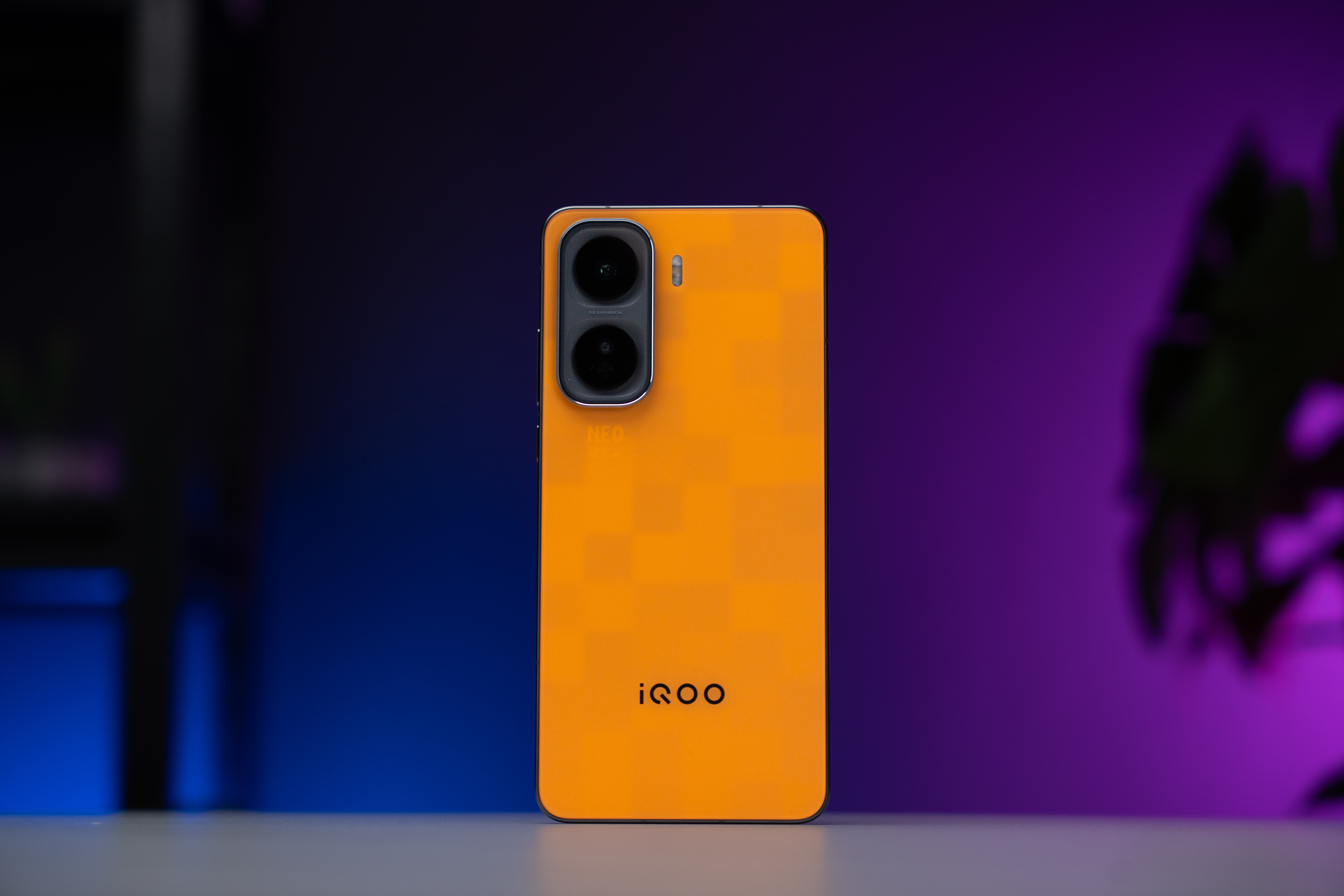 iQOO Neo11外观当像素风撞上潮玩手机，iQOO Neo11的像素方橙真的