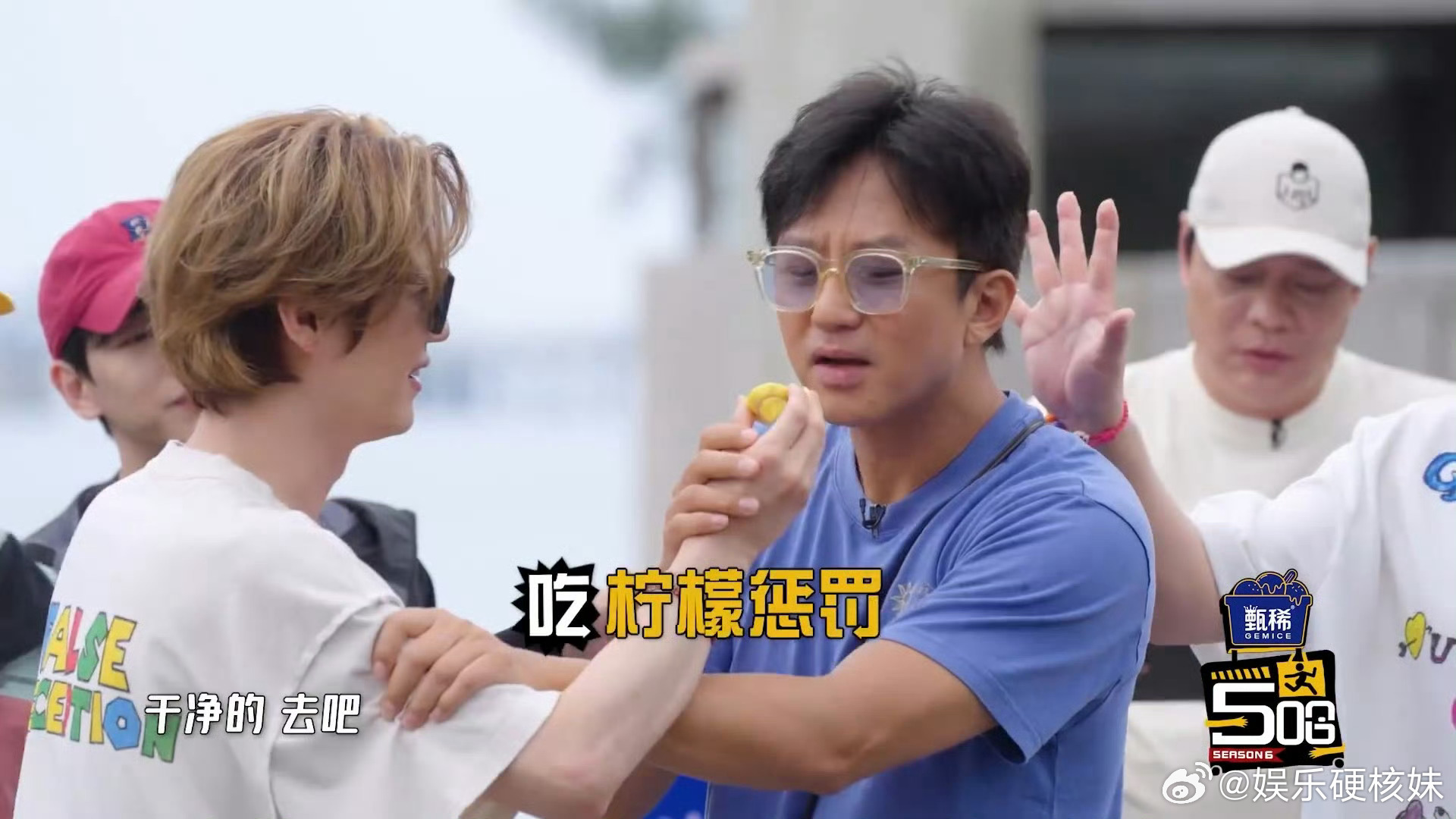 鹿晗白到发光了邓超鹿晗肤色差好明显 俩人同框时这肤色差太抢镜，邓超的沉稳色调和鹿