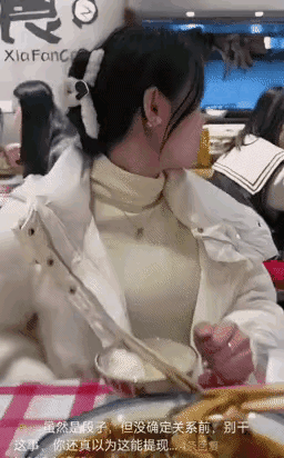 男子和女子相亲，二人选了一家饭店用餐。用餐时，女子突然转头去看旁边的热闹，男子便