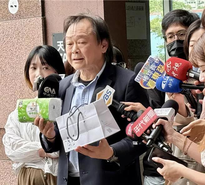 民进党今天召开大罢免投票后第一次中常会，英系中常委、绿委王世坚今会前受访表示，他