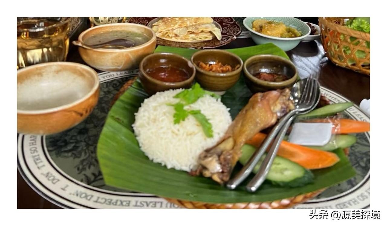 在瑞丽品尝鸡油饭

到云南瑞丽旅游，可以品尝一下鸡油饭。

鸡油饭类似于广东隆江