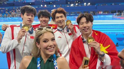 #谷爱凌和中国游泳队合照#谷爱凌和中国游泳队合照，好温馨的画面~ ​​​[爱慕]