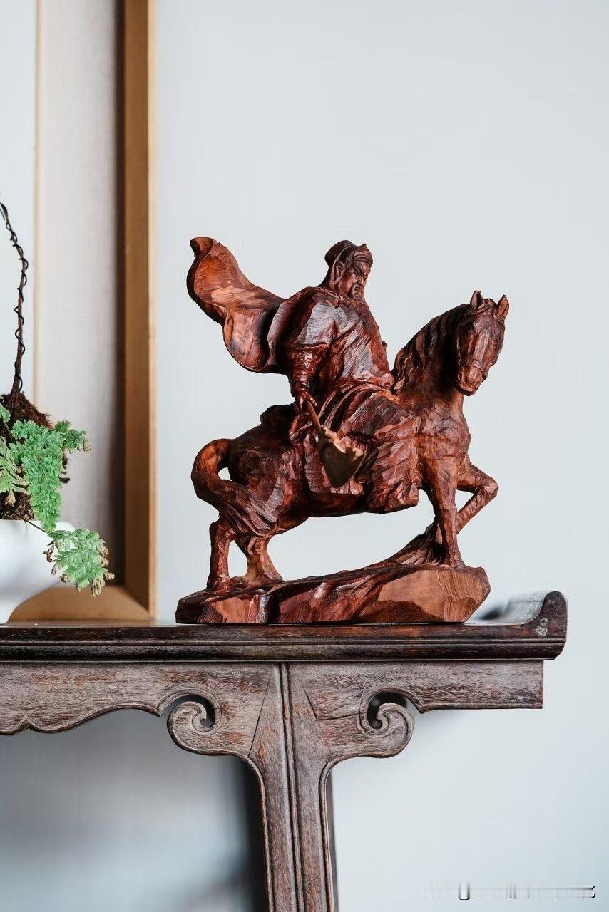 这尊关公，一眼不是“精”，而是“劲”。

荔枝木老料自带筋骨，刀法没有刻意收细，