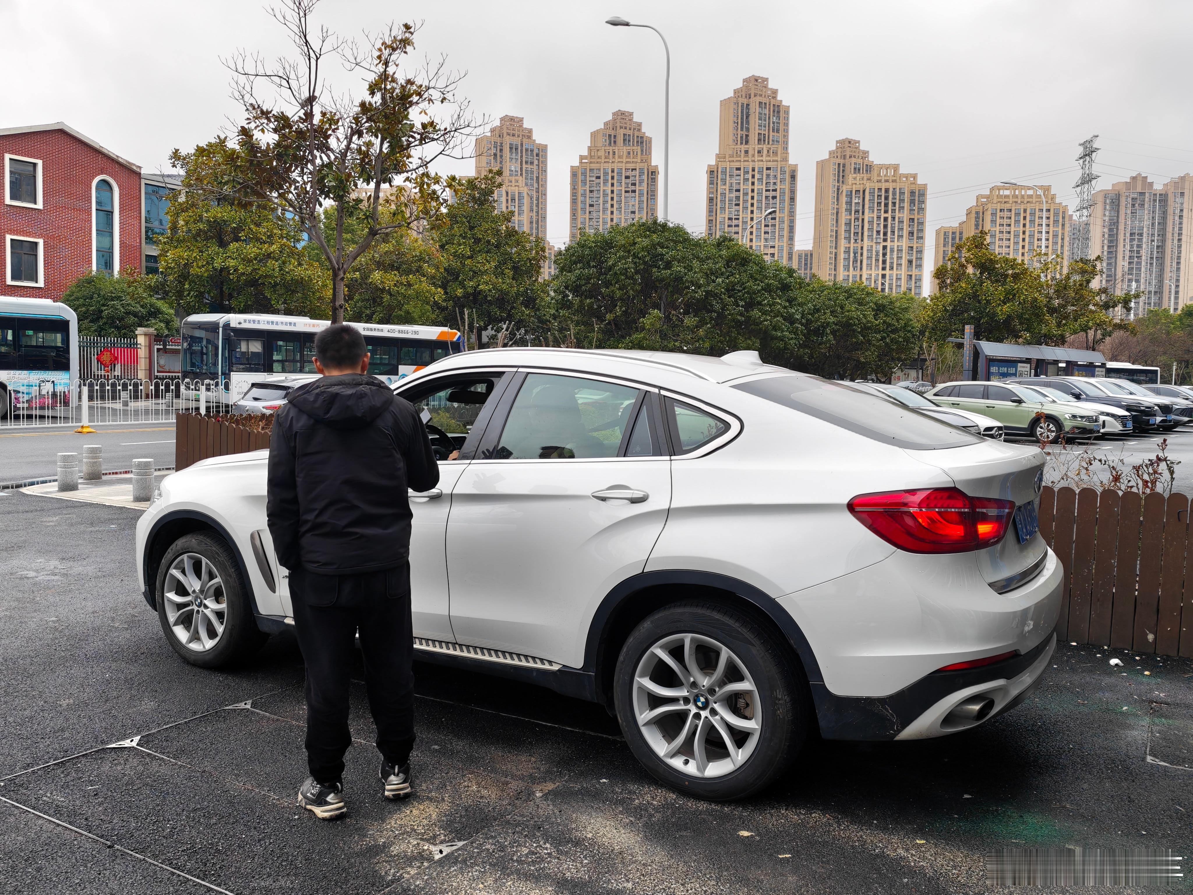 我姐夫今天开X6来换四个刹车片 他试了我的ES8 想换车了问我卖多少钱 当时10