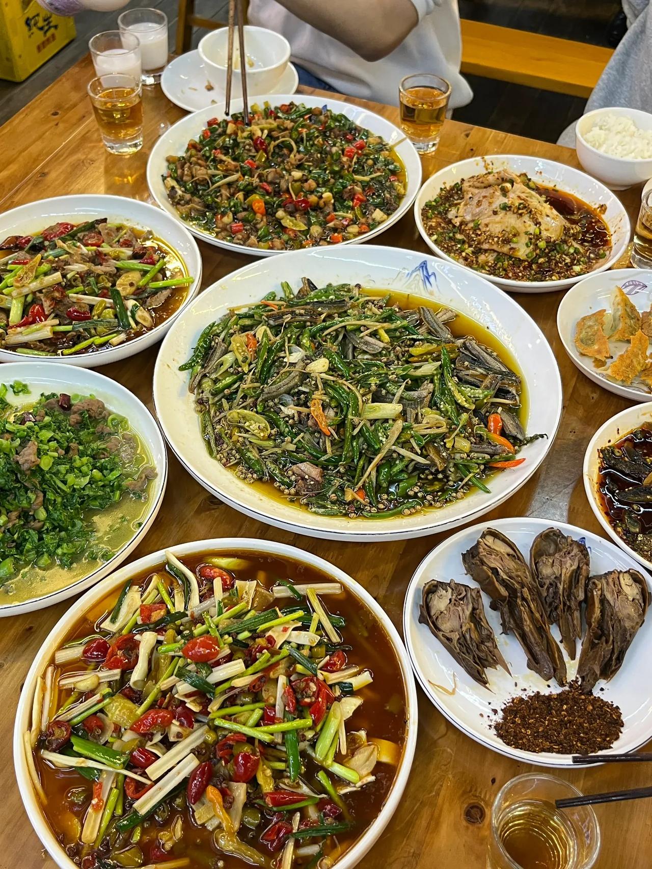 馋了好久的江湖菜🍽️终于吃上了

这家江湖菜正宗不踩雷，菜品丰富，口感相当巴适