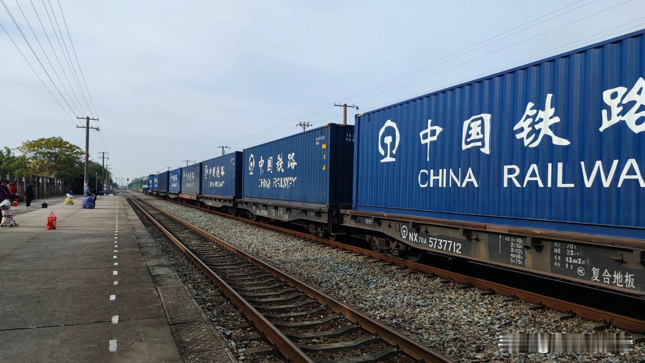 中国铁路货物运输量相当可观。从数据来看，11月3日 - 11月9日国家铁路运输货