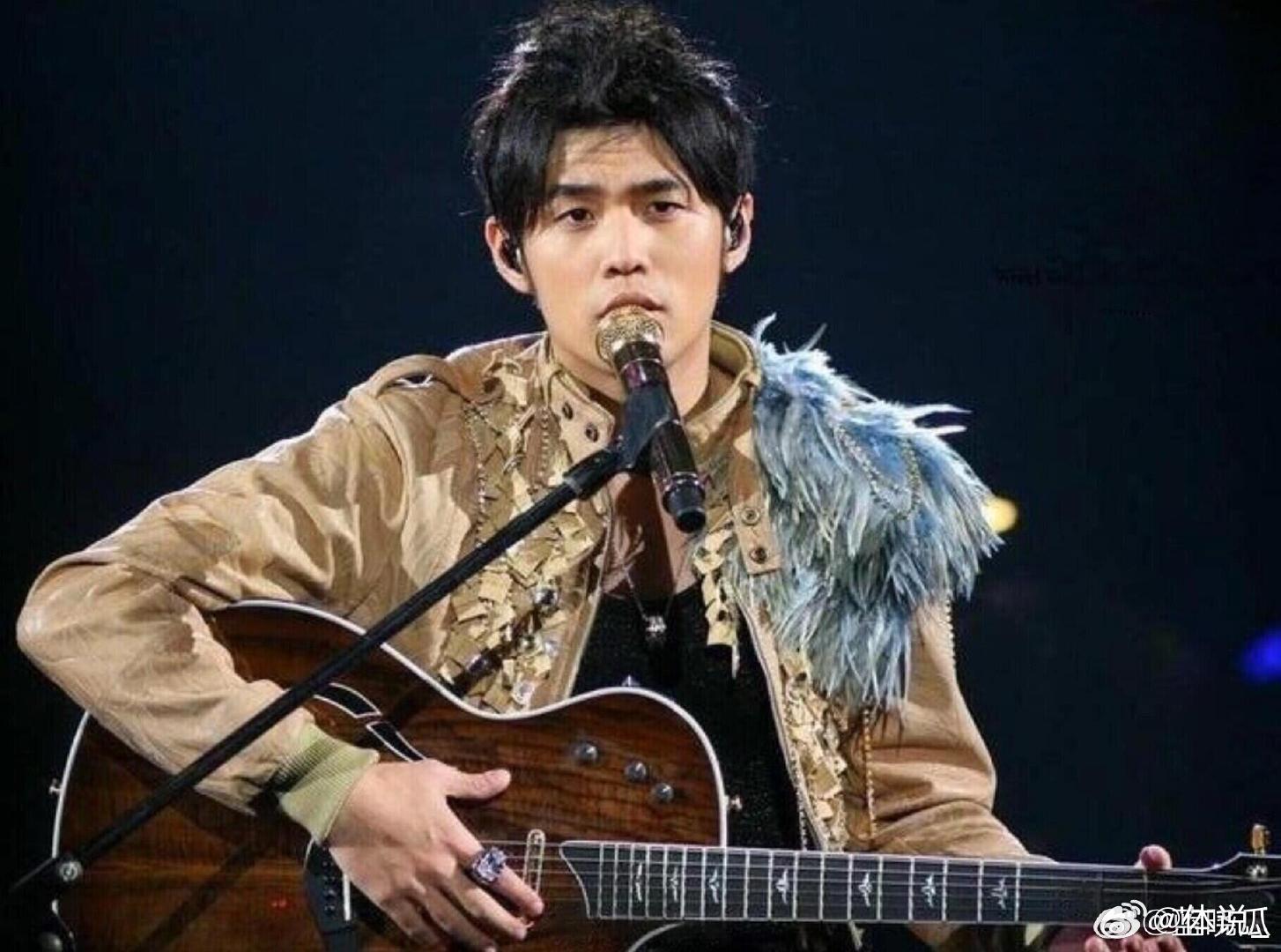 看周杰伦演唱会被豪横京爷包场KTV周杰伦演唱会豪横京爷硬核应援 别的应援都是灯牌